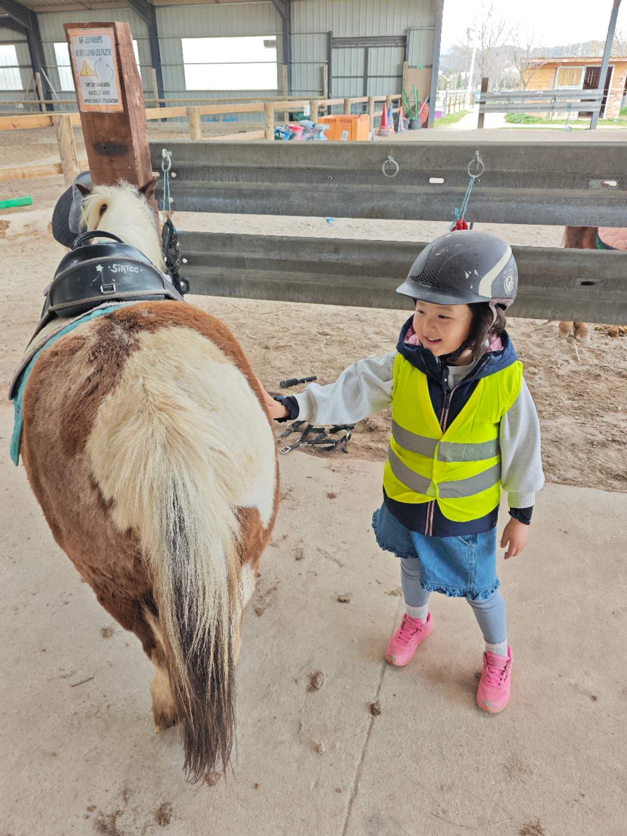 riding-a-poney-on-a-french-farm法国骑小马