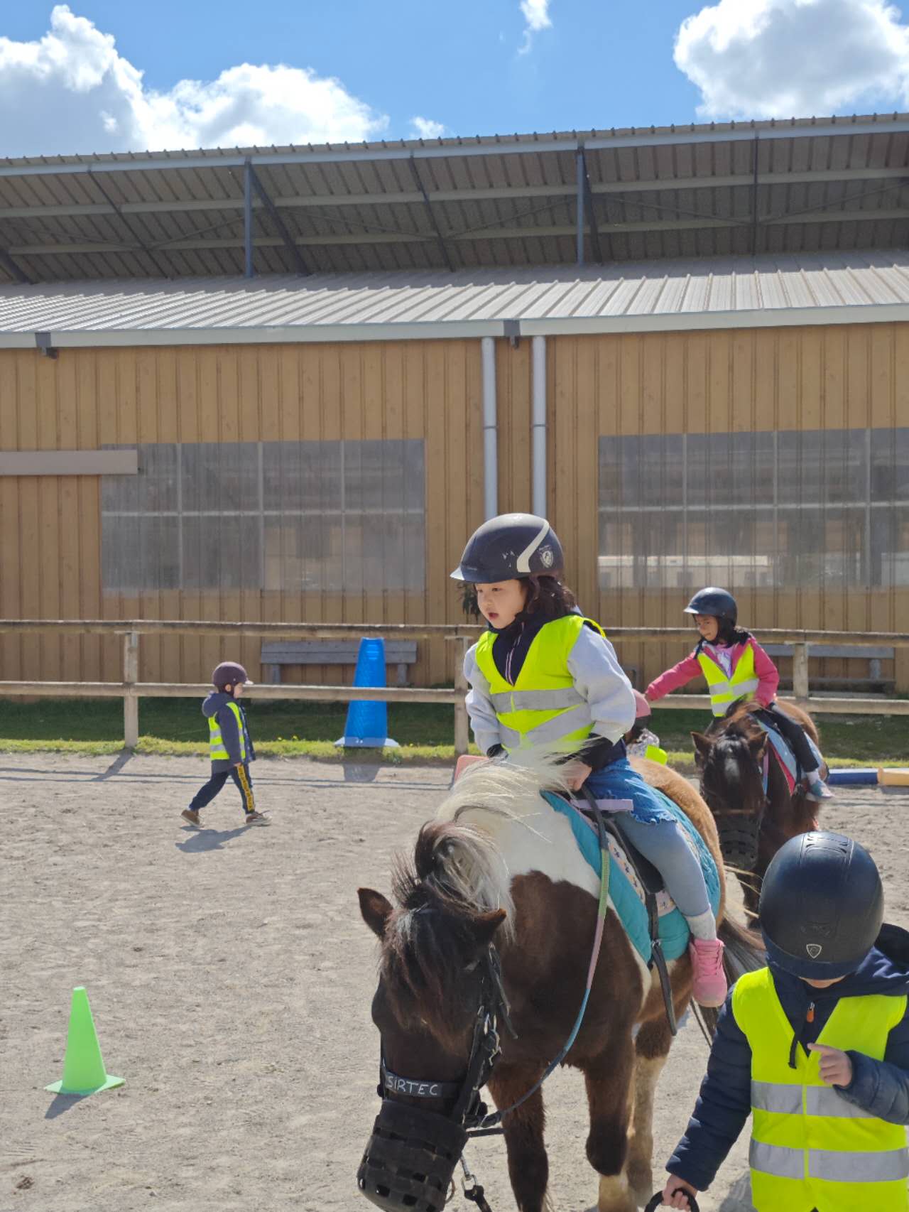 riding-a-poney-on-a-french-farm法国骑小马