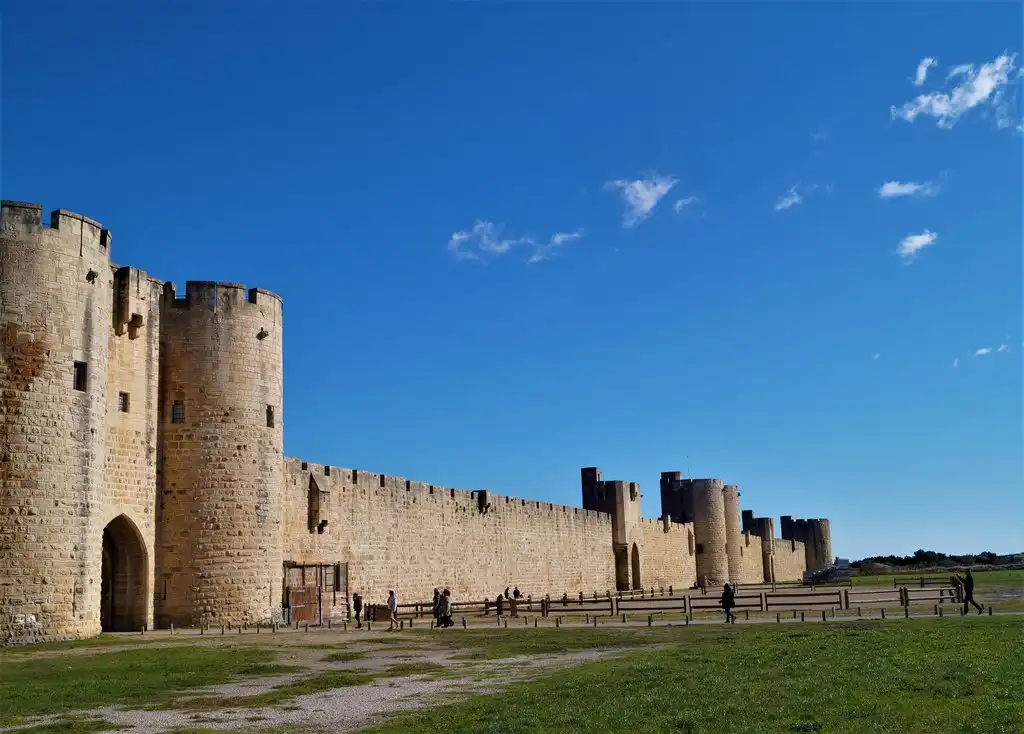 粉色盐湖和艾格莫尔古城攻略visit-salin-aigues-mortes-camargue-travel-guide