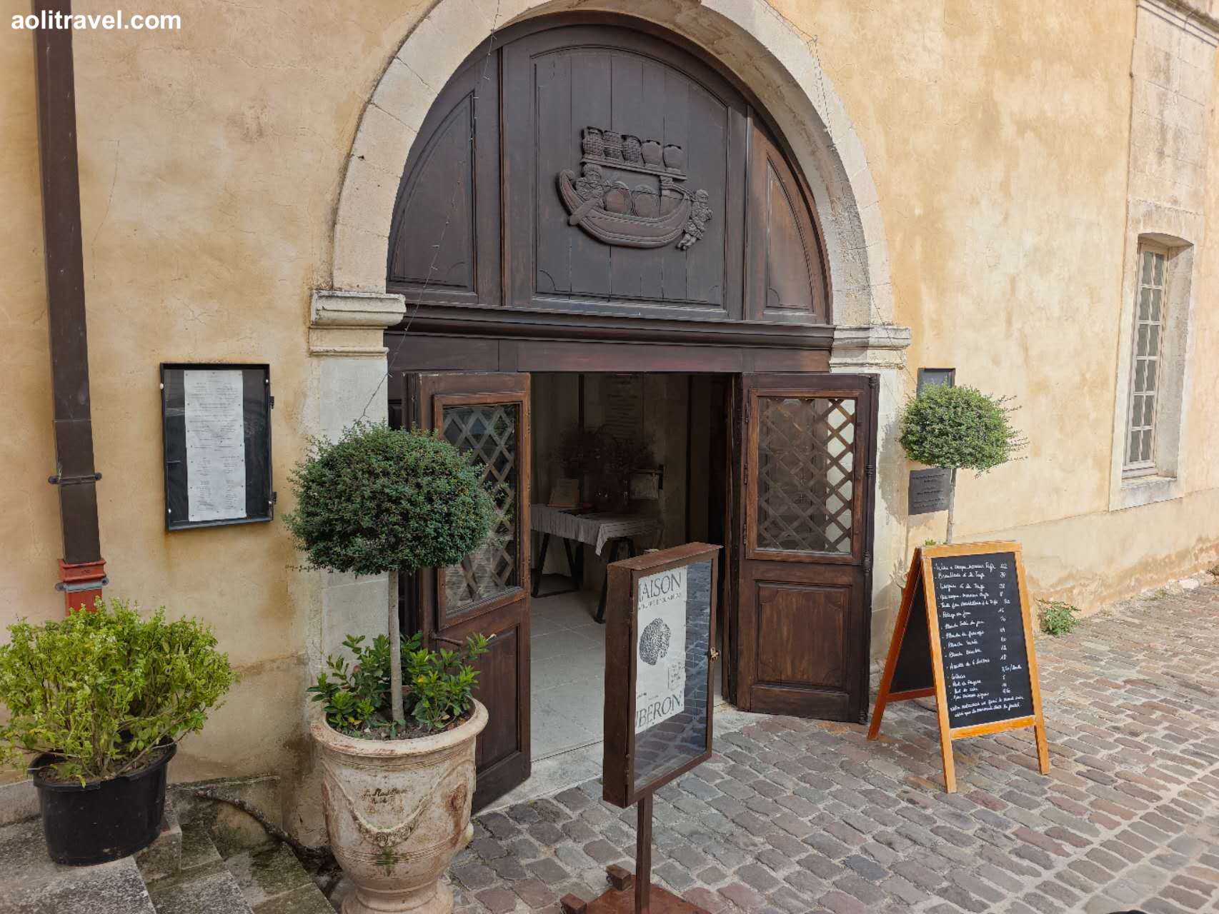 普罗旺斯小镇menerbes游记visit-provence-menerbes